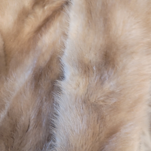 MINK CAPE ON SALE!! FIRM PRICE😍 - Picture 6 of 7